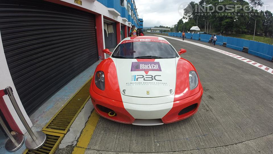 Peserta dengan mobil Ferrari F430 sedang dalam persiapan untuk perlombaan Indonesian Sentul Series of Motorsport 2014 di Sirkuit Sentul, Minggu (30/11/14).